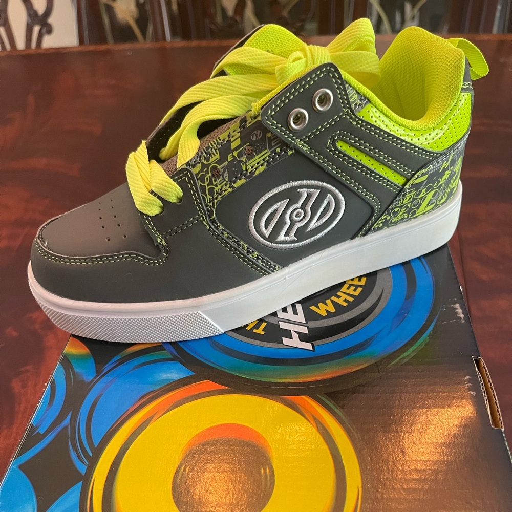 Kid Heelys Wheeled Shoes Brand New - Boys 4
